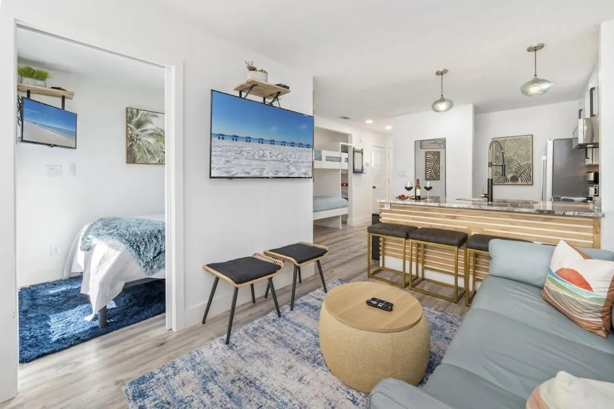 Emerald Gem Beach Svc Included Destin Holiday home